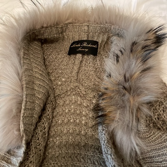Linda Richard’s open wrap shawl/cardigan with fur collar - Picture 2 of 5